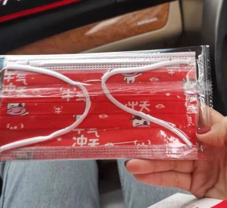 牛年印花口罩走俏 專業(yè)人士提醒 無(wú)印花或染色的口罩產(chǎn)品最好